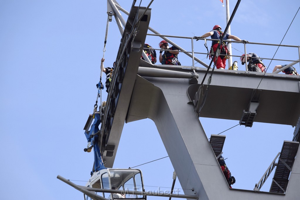 Koelner Seilbahn Gondel blieb haengen Koeln Linksrheinisch P044.JPG - Miklos Laubert